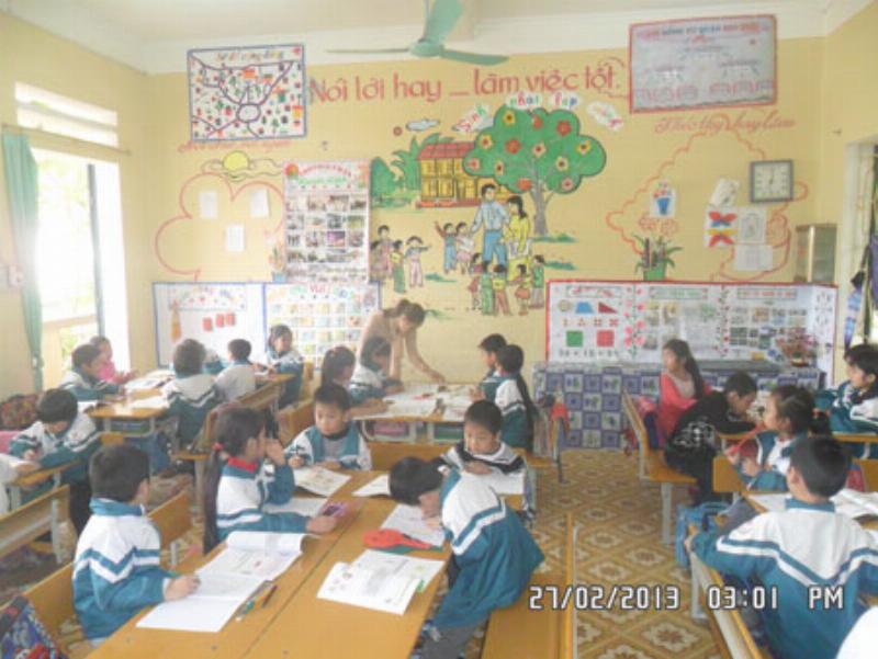 Học sinh thảo luận bài tập toán 9 VNEN tập 2 trong nhóm học tập