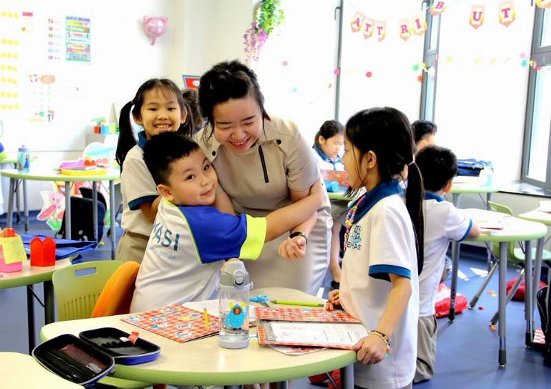 Hai đứa trẻ đang chia sẻ đồ chơi hoặc giúp đỡ lẫn nhau, thể hiện sự tử tế và đồng cảm