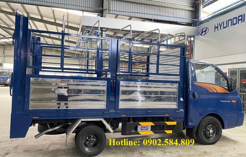 Chiếc ô tô con đang di chuyển trên đường, minh họa khối lượng 1.5 tấn