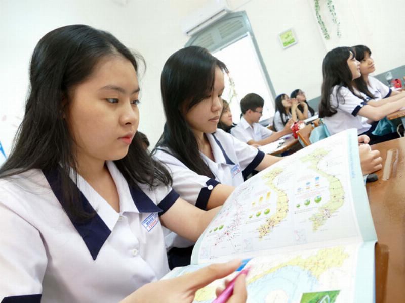 Một nhóm học sinh cùng nhau ôn tập địa lý 12 bài 16 trắc nghiệm, trao đổi kiến thức