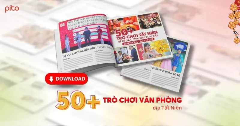 Hình ảnh minh họa một gia đình vui vẻ chơi trò chơi trong nhà (ví dụ: board game) trong khi ngoài cửa sổ có mưa, thể hiện sự chuẩn bị phương án dự phòng khi thời tiết ngày mai không thuận lợi