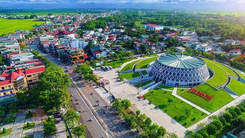 Một quả địa cầu và một tấm bản đồ thế giới được đặt trên bàn học, tượng trưng cho việc mở rộng kiến thức và khám phá thế giới thông qua môn Địa lý