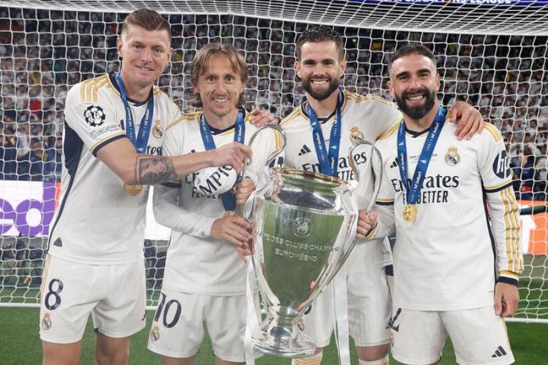 Khoảnh khắc Real Madrid vô địch Cúp C1, hình ảnh nâng cúp sau kỷ lục 15 lần đăng quang Champions League