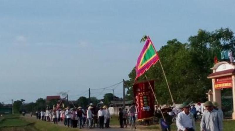 Một bạn nhỏ cùng phụ huynh đang làm một thí nghiệm Vật lý đơn giản tại nhà (ví dụ: tạo cầu vồng với lăng kính nước hoặc làm nam châm điện), thể hiện sự hứng thú và kết nối học tập với trắc nghiệm vật lý 9