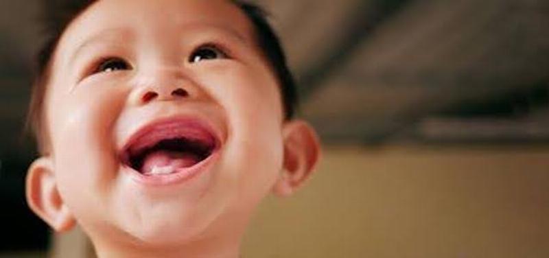 Hình ảnh trẻ em đang đánh răng vui vẻ với bố mẹ, minh họa mẹo vặt cuộc sống đúng về vệ sinh răng miệng.