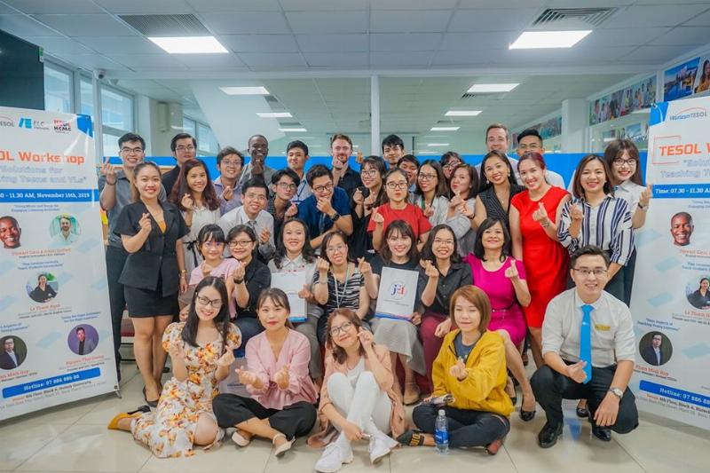 Trẻ dùng flashcard hoặc ứng dụng học tập để ôn luyện trắc nghiệm sinh học 12 bài 35