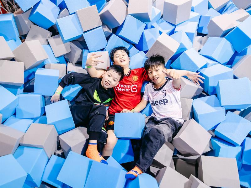 Trẻ em vui đùa sử dụng động tác quay tại chỗ trong trò chơi vận động ngoài trời.