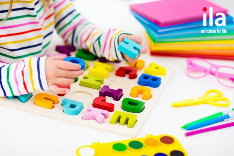 Hình ảnh trẻ em đang chơi trò chơi flashcard do tự làm để ôn lại bài 90 em ôn lại những gì đã học