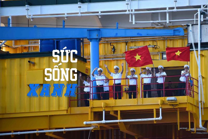 Trẻ em tươi cười đang tưới cây trong vườn nhà, biểu hiện niềm vui khi tiếp xúc với loài cây bắt đầu bằng chữ x và thiên nhiên