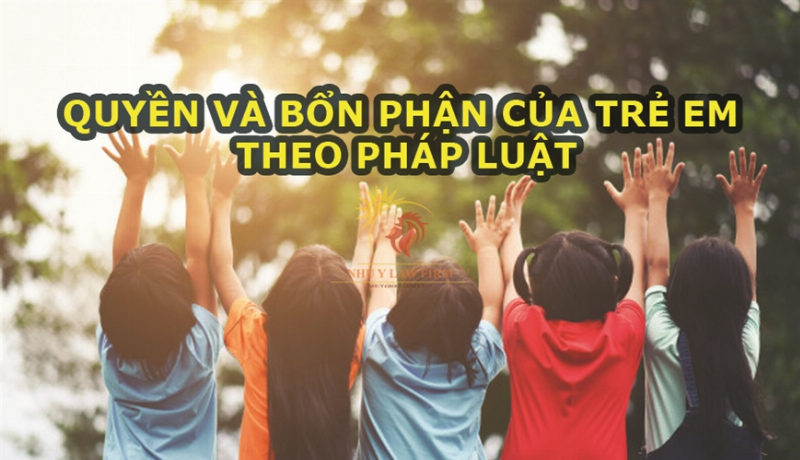 Hình ảnh trẻ em đang giúp bố mẹ làm việc nhà với nụ cười tươi, minh họa khẳng định đúng về việc rèn luyện trách nhiệm cho trẻ.