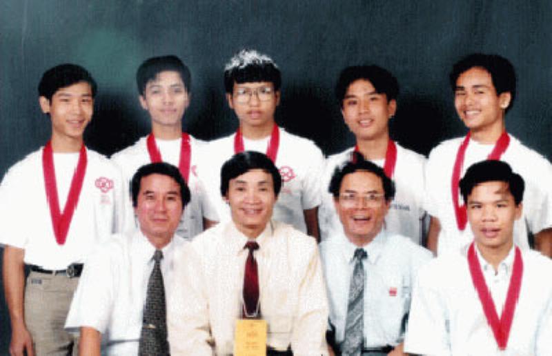 Một bạn nhỏ giơ tay vui mừng sau khi hoàn thành bài tập, thể hiện cảm giác chinh phục thành công các thử thách học tập, có thể là liên quan đến "unit 13 lớp 12 language focus".