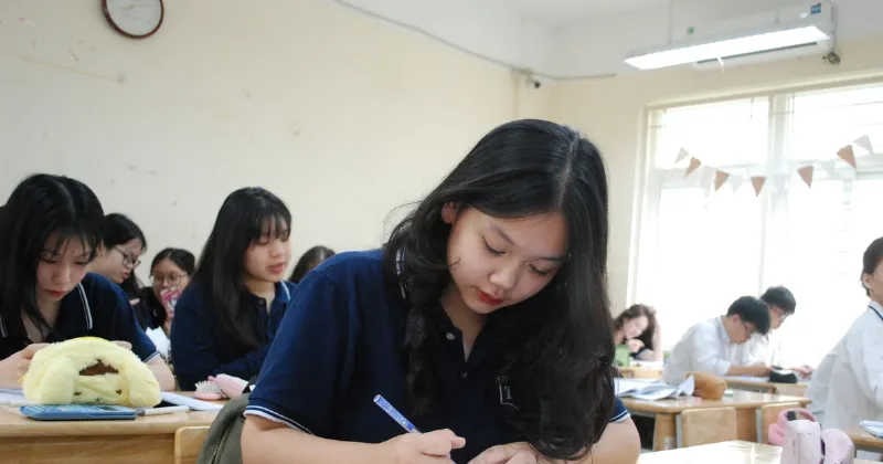 Hình ảnh minh họa trẻ đang học bài Sinh học 12, áp dụng mẹo vặt ôn tập trắc nghiệm hiệu quả