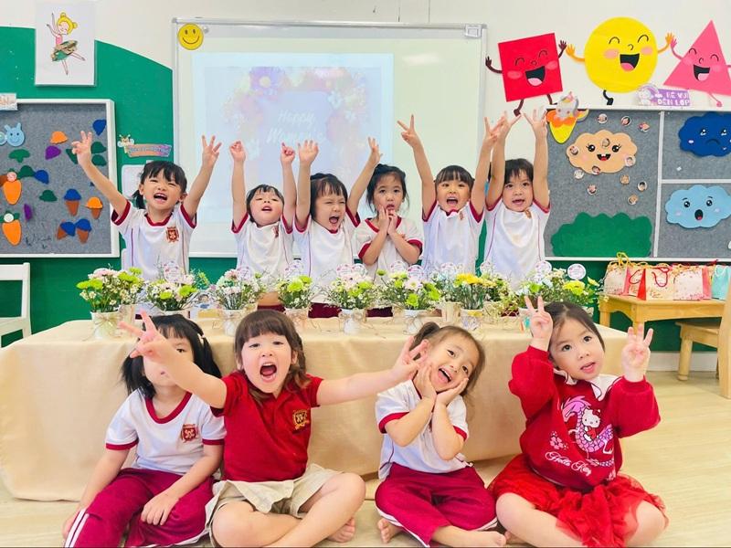 Trẻ nhỏ nói lời cảm ơn ông bà là một ví dụ về văn minh trong giao tiếp hàng ngày