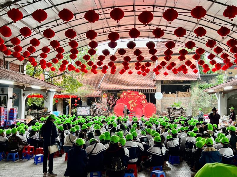 Thanh niên đang tham gia hoạt động cộng đồng, thể hiện việc vận dụng pháp luật và nghĩa vụ để phát triển bản thân, liên quan gdcd 12 bài 7 trắc nghiệm