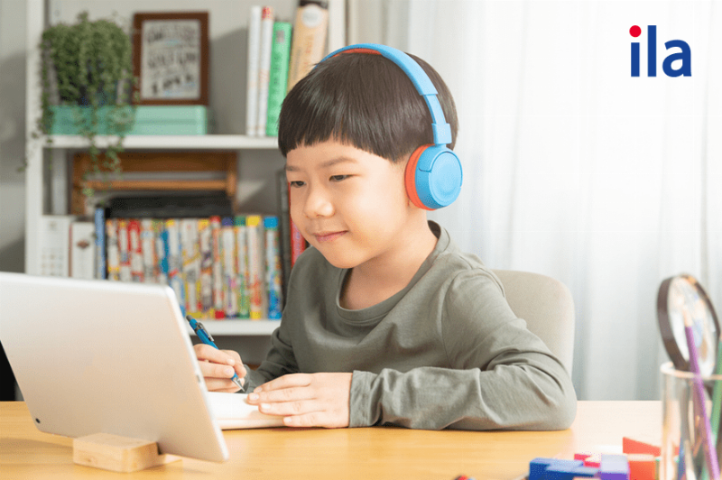 Học sinh lớp 12 đang suy nghĩ về chủ đề bài viết unit 14 lớp 12 writing