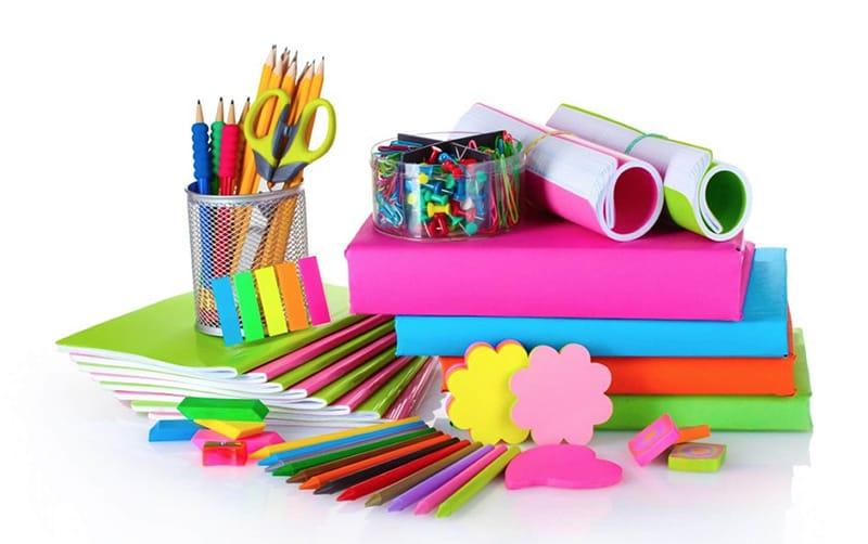 Một kệ sách nhỏ hoặc góc học tập gọn gàng với các tập giấy, sách bài tập được dán nhãn phân loại, thể hiện việc tổ chức tài liệu học tập.