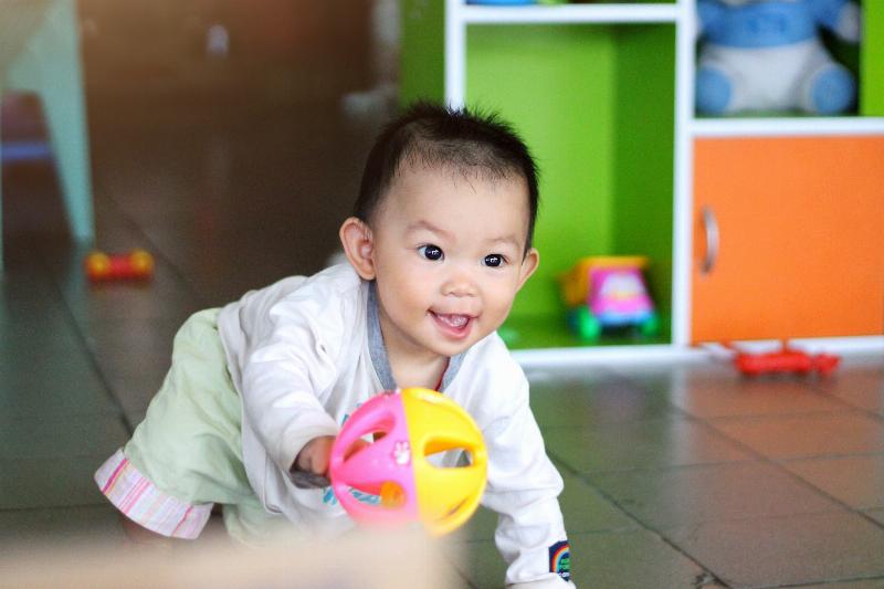 Bé 10 tháng tuổi hào hứng với bữa ăn dặm