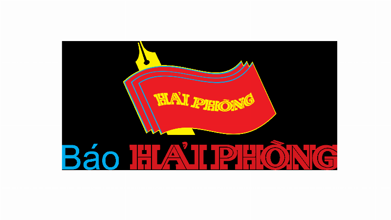 Bé mầm non hào hứng đọc truyện tranh cùng cha mẹ tại nhà
