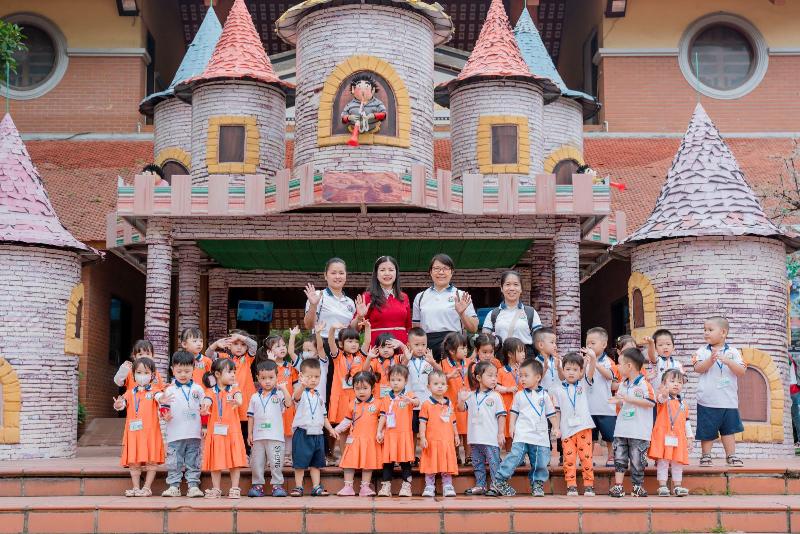 Bé vui vẻ học tập và vui chơi cùng bạn bè ở trường mẫu giáo