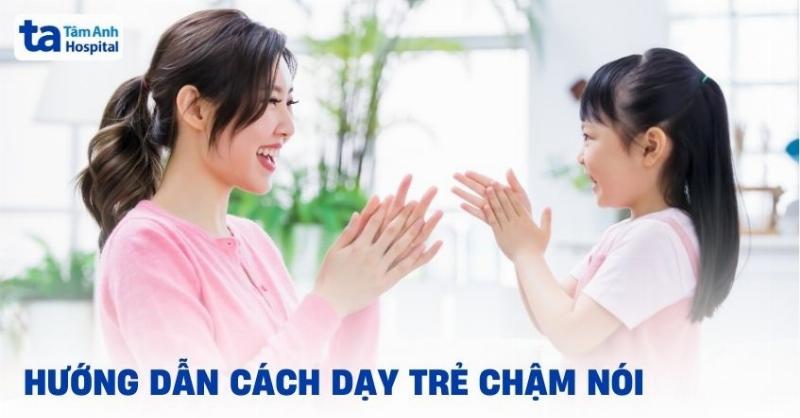 Bố mẹ kiên nhẫn hướng dẫn con làm bài tập ngữ pháp tiếng Việt tại nhà, không khí ấm áp và hỗ trợ
