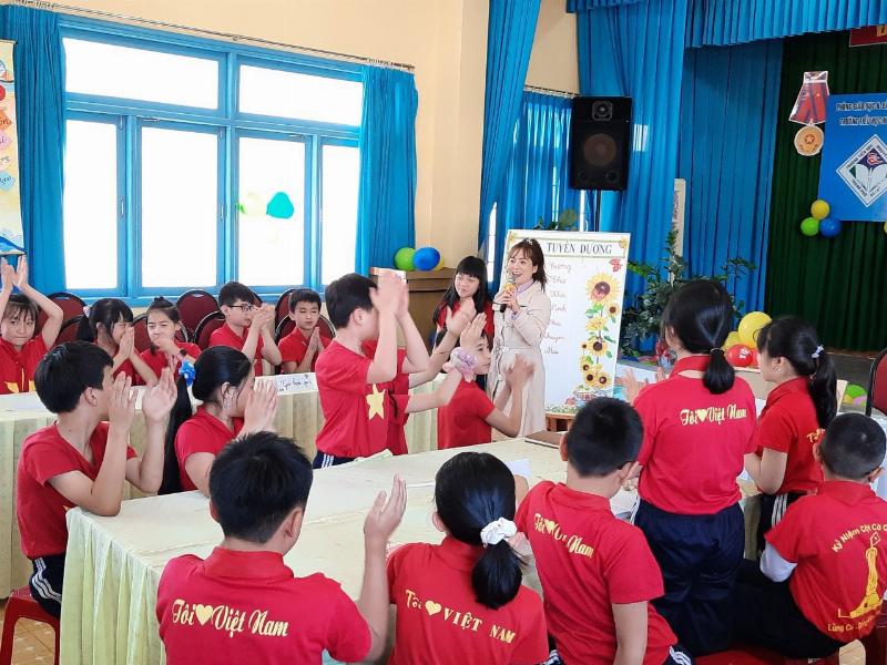 Bố mẹ cùng con ôn tập và làm bài thực hành địa lý lớp 12