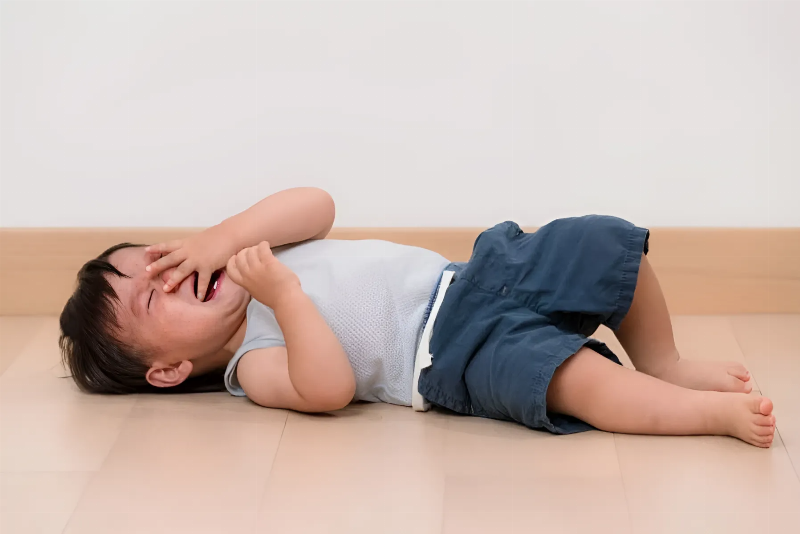 Bố mẹ ngồi xuống kết nối với trẻ khi giận dữ khóc ăn vạ