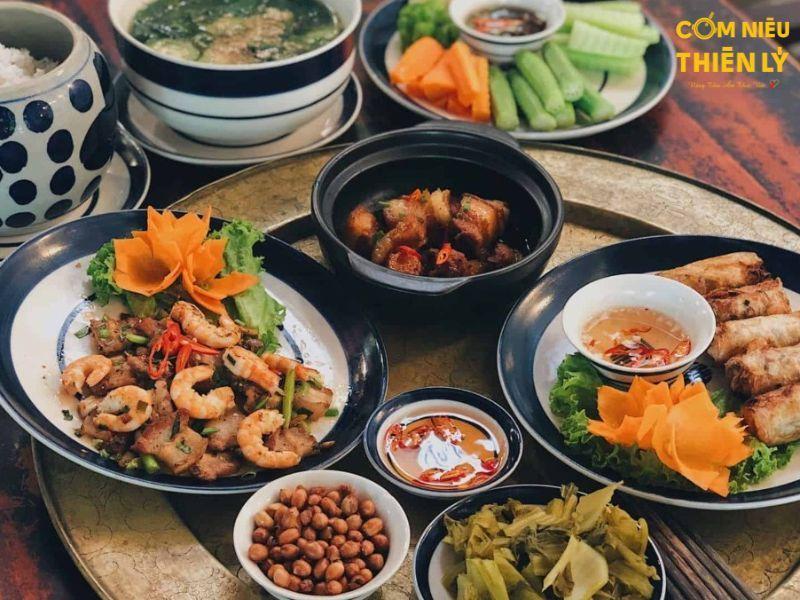 Bữa tối cuối tuần trong thực đơn cho trẻ mầm non trong 1 tuần có thể là bữa ăn gia đình ấm cúng.