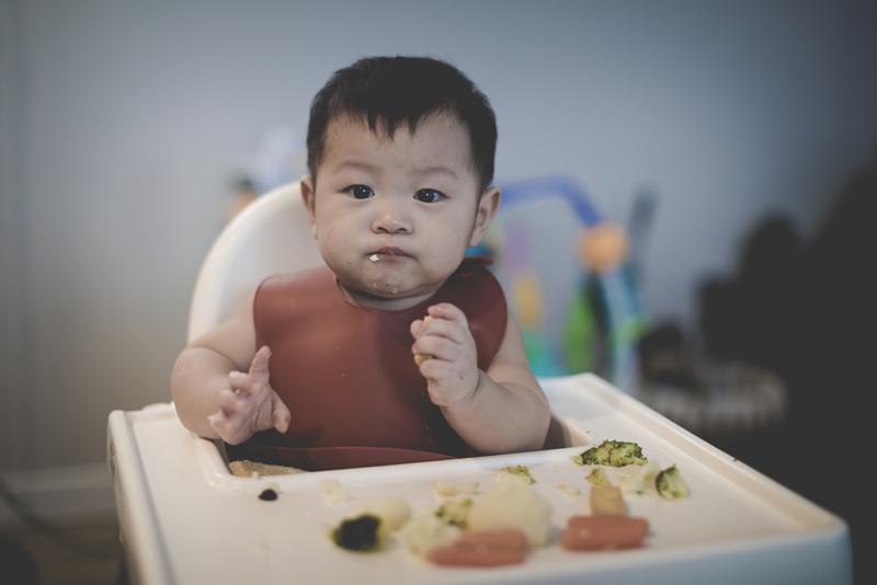 Các dạng kết cấu món ăn cho bé 10 tháng tuổi từ cháo đến món bốc tay