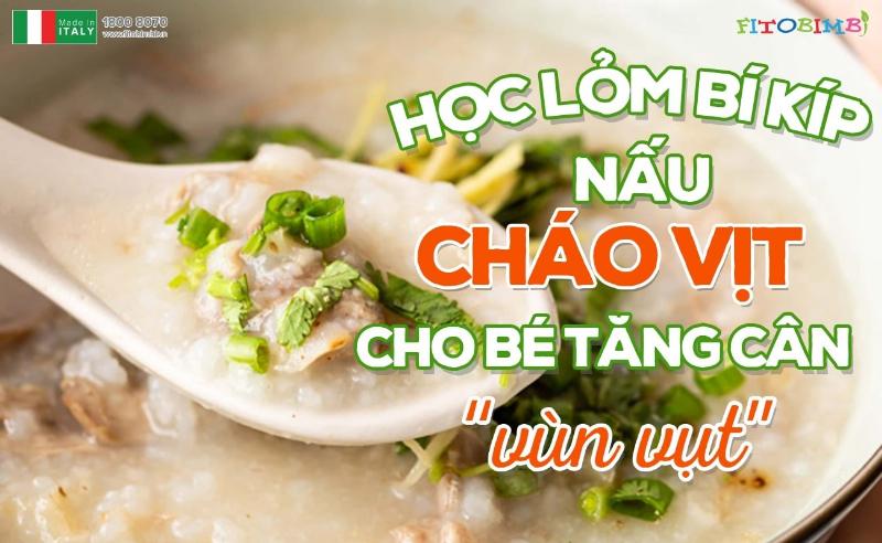 Bát cháo thịt vịt nấu cùng rau củ cho bé ăn dặm, trang trí hấp dẫn