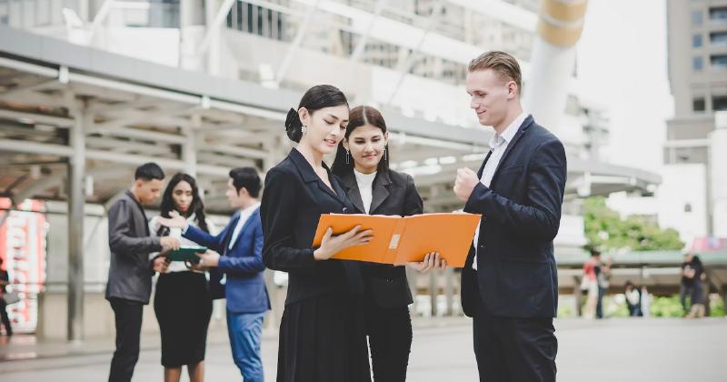 Hình ảnh minh họa đặc điểm thông tin số dễ sao chép và lan truyền, nhấn mạnh thông tin số có những đặc điểm chính là