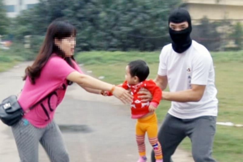 Hình ảnh minh họa bố mẹ dạy con về kỹ năng an toàn với người lạ và người quen, nhận biết hành vi nguy hiểm.