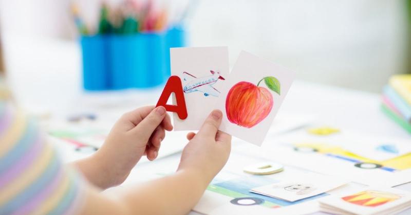 Bộ flashcard màu sắc hiển thị các ngày trong tuần bằng tiếng Anh, mỗi thẻ có tên ngày và hình ảnh minh họa ngộ nghĩnh.