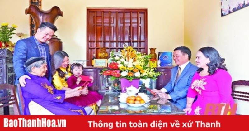 Gia đình nhiều thế hệ ngồi quây quần bên nhau, chia sẻ những câu chuyện và kỷ niệm cũ, không khí ấm áp, yêu thương.