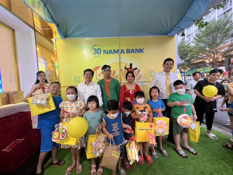 Gia đình Việt Nam hạnh phúc cùng nhau chơi trò chơi dân gian
