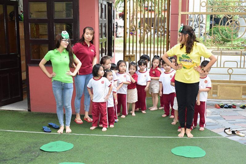 Gia đình cùng chơi trò chơi tìm từ đồng âm tiếng Việt, giúp bé học từ vựng qua hoạt động tương tác.