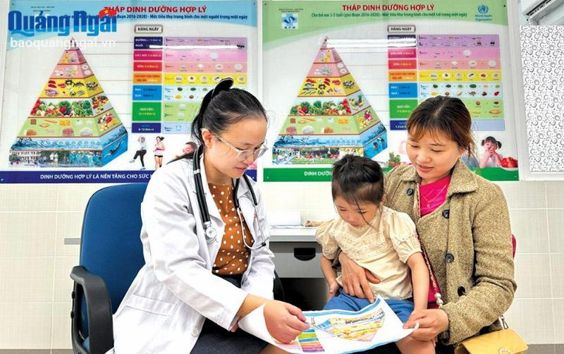 Hình ảnh gia đình quây quần bên bàn ăn, không khí vui vẻ, khuyến khích bé ăn khi ngán cháo