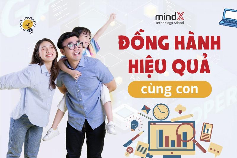 Bố mẹ đồng hành cùng con trong mọi hoạt động, tạo nền tảng vững chắc cho tương lai