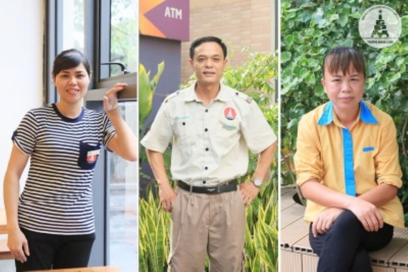 Một gia đình hạnh phúc gồm bố mẹ và các con đang cùng nhau chơi một trò chơi trên sàn nhà, tất cả đều mỉm cười