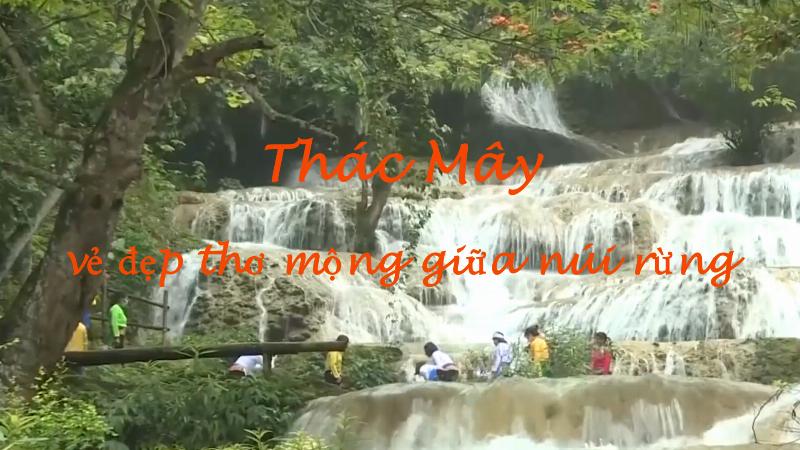 Gia đình cùng nhau trò chuyện và học hỏi về địa lý qua bản đồ