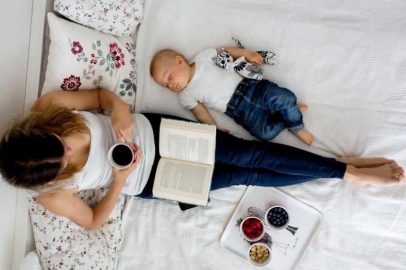 Hình ảnh minh họa một người phụ nữ (đóng vai chuyên gia) đang trả lời các câu hỏi liên quan đến sách luyện easy cho bé, bên cạnh là hình ảnh cuốn sách mở ra