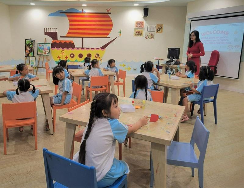 Hình ảnh một gia đình đang học ngữ pháp tiếng Việt cùng nhau một cách vui vẻ và tương tác