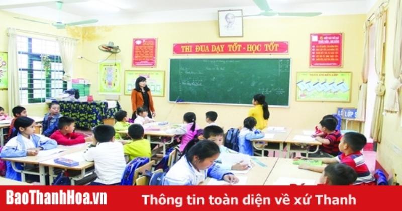 Học sinh lớp 9 đang đọc và thảo luận sách văn vnen 9 tập 2 trong lớp học theo mô hình VNEN