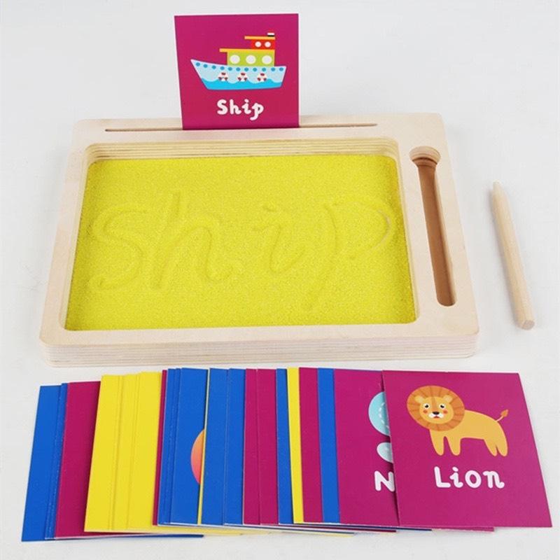 Tự làm học cụ Montessori: Khay cát giúp bé làm quen chữ cái