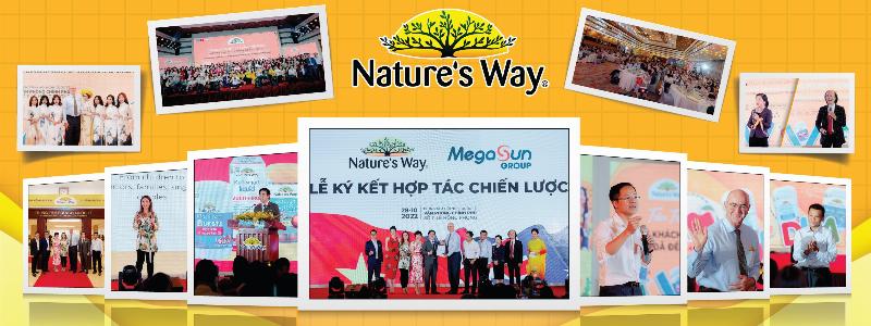 Trẻ em đang hãnh diện khoe sản phẩm chữ cái viết hoa sáng tạo của mình