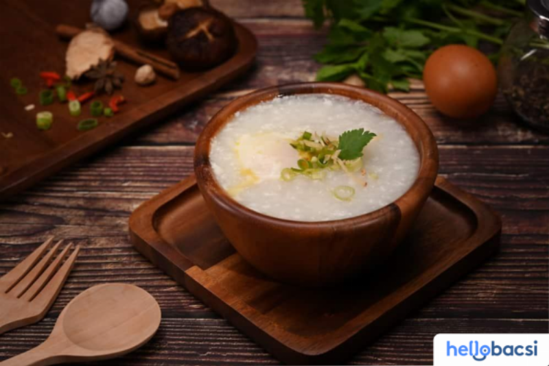 Lòng đỏ trứng gà ta luộc chín tán mịn cho bé ăn dặm