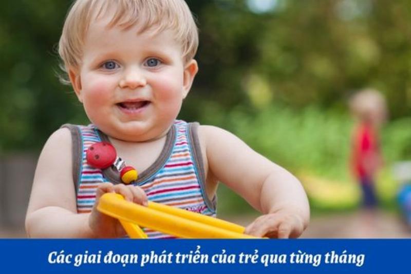 Hình ảnh bàn tay bố mẹ đang nắm tay em bé sơ sinh, với những chữ cái tên được xếp xung quanh, thể hiện sự yêu thương và kỳ vọng khi chọn tên con trai họ Nguyễn 3 chữ