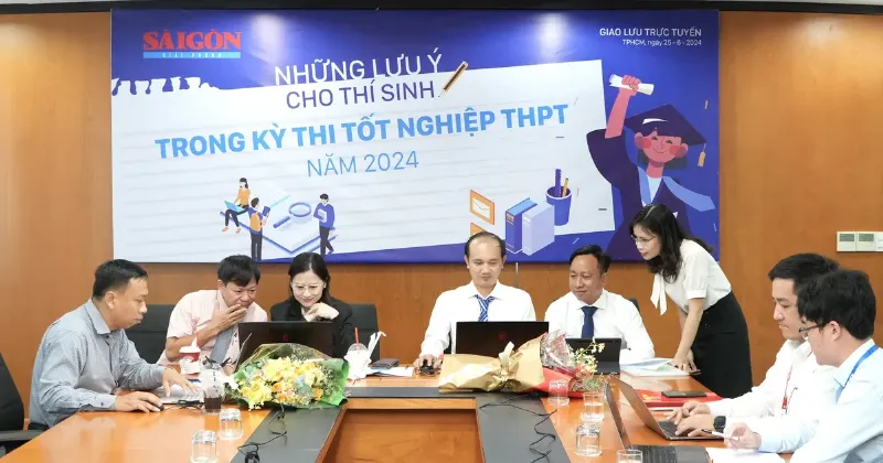 Một đứa trẻ ngồi trước bài kiểm tra trắc nghiệm, tay cầm bút gạch bỏ các đáp án sai, thể hiện kỹ năng chọn câu trả lời đúng