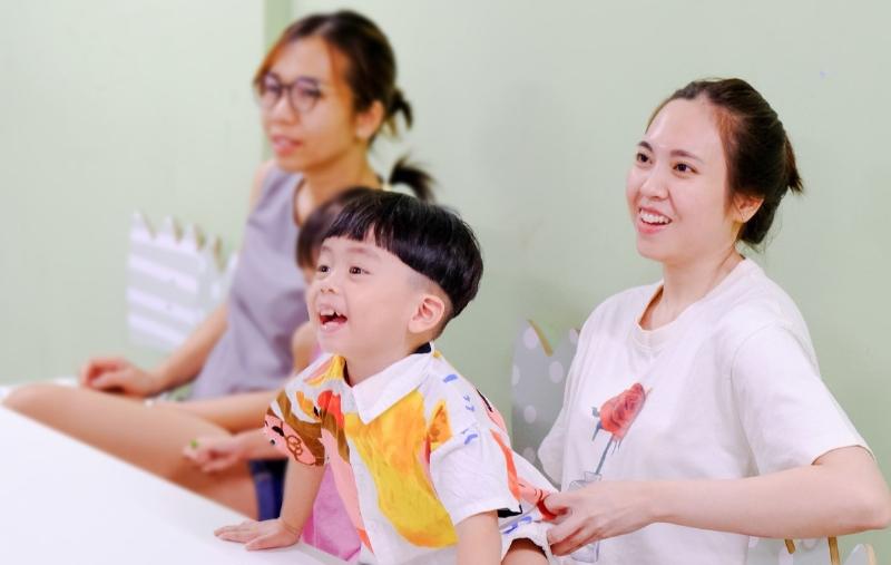 Hình ảnh minh họa trẻ em đang học các ngày trong tuần tiếng Anh qua flashcards hoặc bảng lịch trực quan, với điểm nhấn là thứ 7 tiếng anh viết tắt