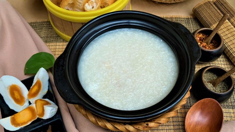 Nồi cháo bào ngư đang nấu sôi, bốc khói thơm lừng cho bé