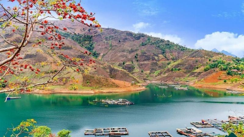 Hình ảnh lễ hội hoặc sinh hoạt văn hóa của người dân Tây Bắc, gợi không khí trong nội dung Vợ chồng A Phủ